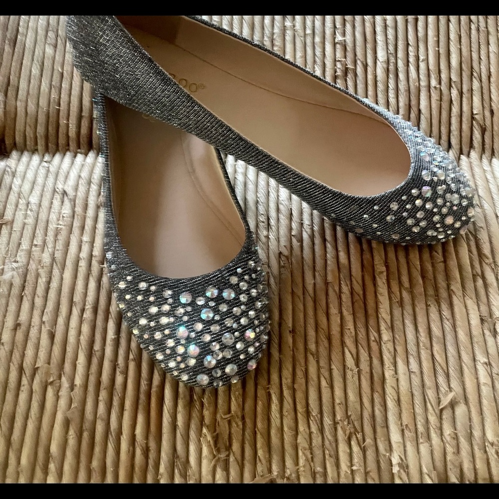 NWOB Silver Bamboo Flats w Loads of Bling 8.5 M